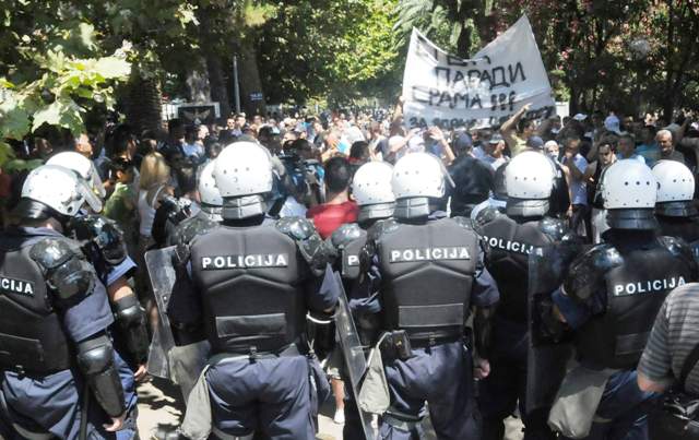 Parada-ponosa-u-Budvi-sukob-policije-i-protestanata.16849.jpg