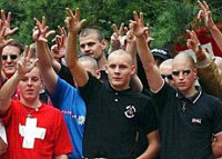 neonacisti s tri prsta